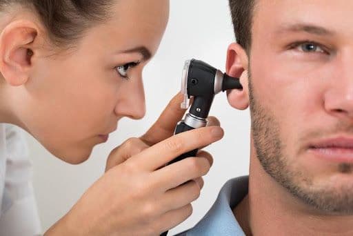 otoscope homme.jpeg